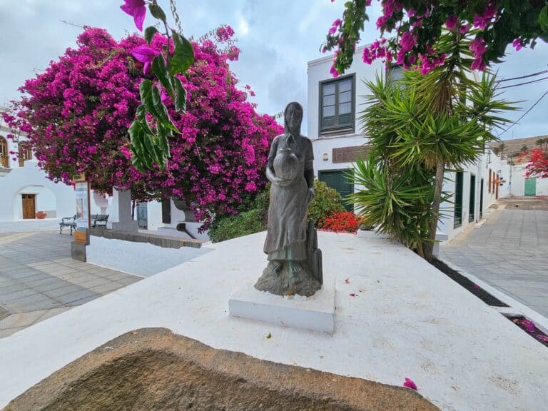 statue de femme et arbres en fleurs &agrave; haria