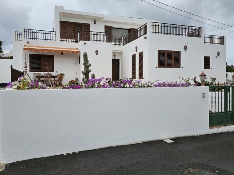 maison aux volets marrons dans haria