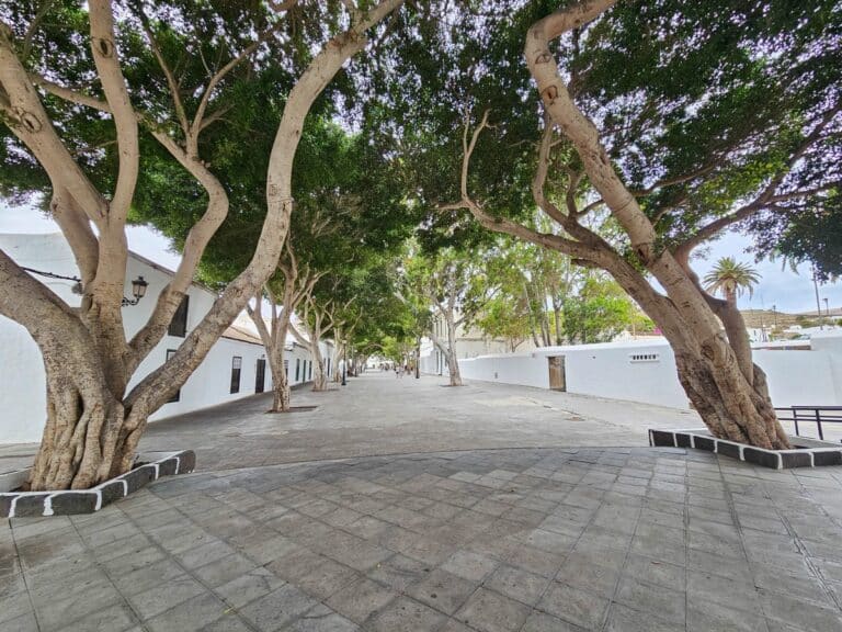 haria place devant l'&eacute;glise