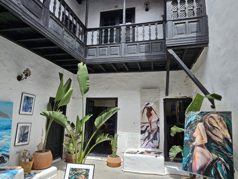 int&eacute;rieur galerie d'art Sherezade Morales &agrave; teguise