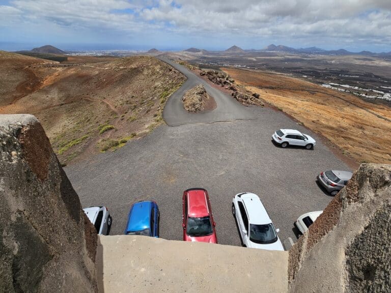 parking vu depuis terrasse ch&acirc;teau santa barbara teguise