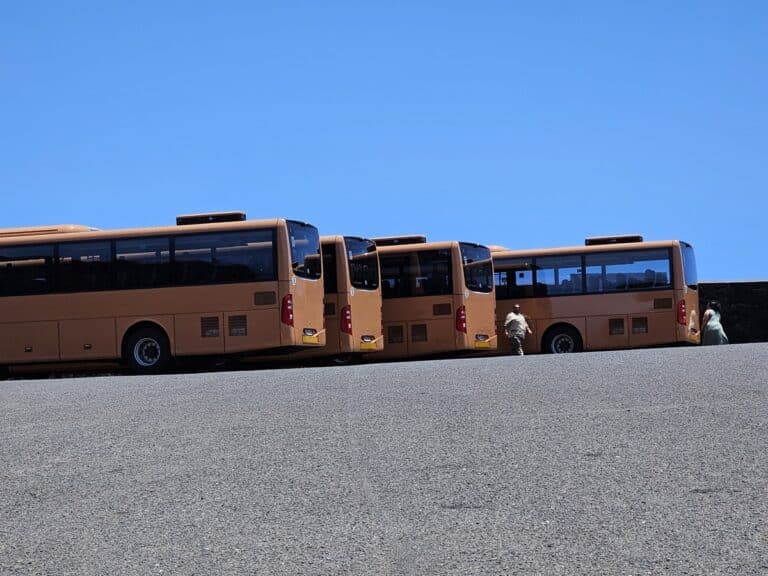 Timanfaya (29) quatre bus pour la visite de timanfaya