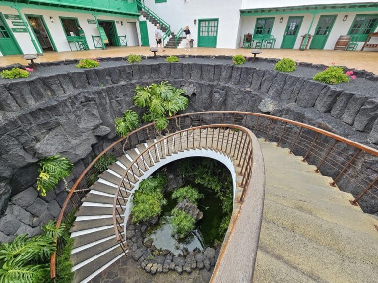monument au paysan (22) escalier central du Monument au paysan
